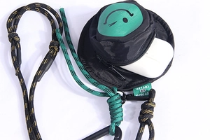 Dettaglio del mini borsellino in nylon nero con design smiley e cordino colorato