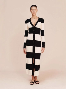 Robe longue sexy en maille rayée noire et blanche, coupe ajustée avec col en V et boutons