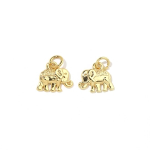 Vue détaillée de deux pendentifs éléphant plaqués or avec finition polie et anneaux