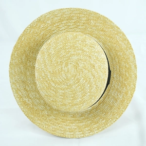 Cappello boater classico in paglia naturale con nastro nero per viaggi estivi