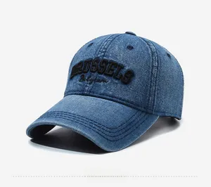 Vue détaillée de la casquette en denim avec broderie 3D Bruxelles Belgique sur tissu bleu