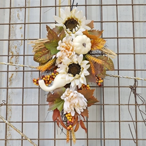 Herbst-Türhänger mit weißen Sonnenblumen, Kürbissen und Ahornblättern für Erntedankfest