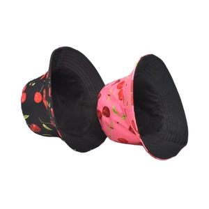 Chapeaux bob réversibles noir et rose avec motifs cerises pour protection solaire