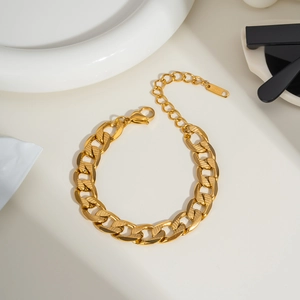 Detailansicht vergoldetes Gliederkette-Armband aus Edelstahl mit S.STEEL-Anhänger