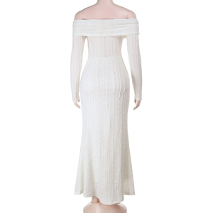 Détail de la robe de soirée blanche à texture, épaules dénudées et manches longues