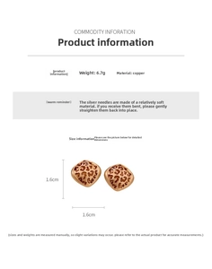 Vue détaillée des boucles d'oreilles léopard montrant les dimensions 1,6cm et le poids 6,7g