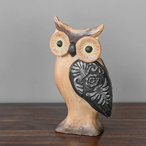 Statuetta a forma di gufo con texture in legno e ali incise per arredo casa