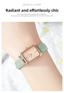 Detail einer roségoldenen rechteckigen Uhr mit hellgrünem Lederarmband am Handgelenk