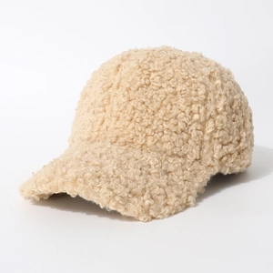Detailansicht der beigefarbenen Teddy-Fleece-Baseballkappe mit weichem Lammfell-Finish