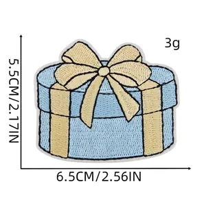 Écusson brodé boîte cadeau avec détails des dimensions: 5,5 cm de haut et 6,5 cm de large