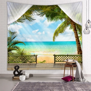 Detailaufnahme eines Wandteppichs mit tropischem Strandmotiv in wohnlichem Ambiente