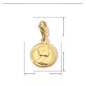 Detailansicht der Größe des goldenen Elisabeth II. Münzanhängers aus Edelstahl