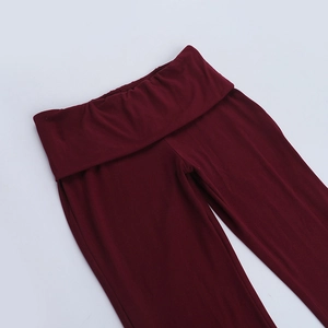 Vue détaillée du pantalon de yoga bordeaux avec une taille haute repliable élégante