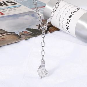 Collier en acier titane argenté doté d'un pendentif unique en forme de main et cœur
