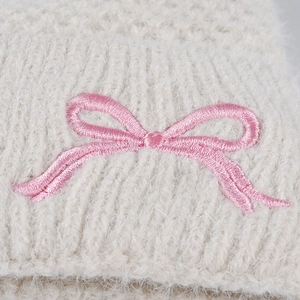 Gestrickte Beanie mit rosa Schleifenstickerei und flauschigem Pompon in Off-White