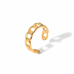 Détail macro d'une bague réglable en acier inoxydable avec texture tressée plaquée or 18 carats