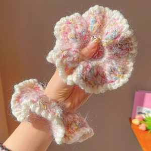 Chouchou en maille rose et beige avec détails colorés pour queues de cheval élégantes