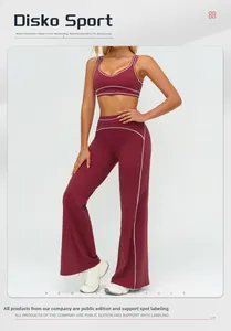 Détail de l'ensemble de yoga bordeaux avec passepoil blanc contrasté et pantalon évasé