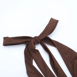Detail der Rückenknoten-Schleife und Stoffstruktur an einem tiefbraunen V-Kleid