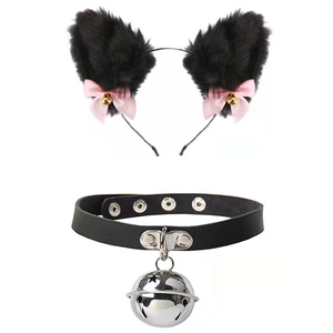 Détail du serre-tête oreilles de chat avec nœuds roses, cloches et tour de cou noir