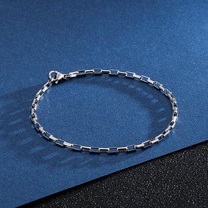 Dettaglio del bracciale a catena box in acciaio inossidabile con chiusura a moschettone