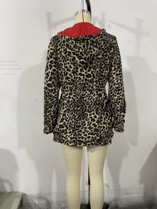Detail der Jacke mit Leopardenmuster, rotem Futter und verstellbarem Taillenzugband