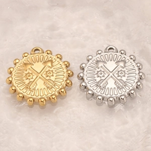 Détail de pendentifs ronds Sagittaire en or et argent avec bordure perlée élégante