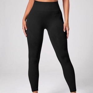 High-waisted seamless black yoga leggings with tummy control and peach lifting effect