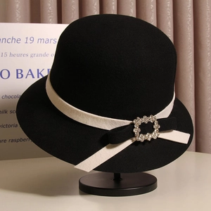Chapeau cloche en laine de style français avec ruban contrasté et boucle en strass