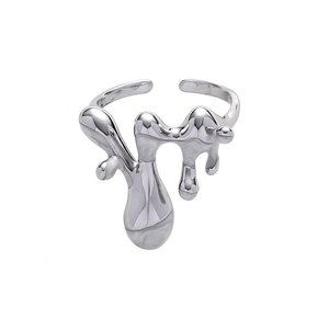 Polierter silberner Ring mit unregelmäßiger Lava-Textur und flüssigem Metalldesign