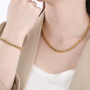 Golden box chain necklace and bracelet set with square pearl pendant on model