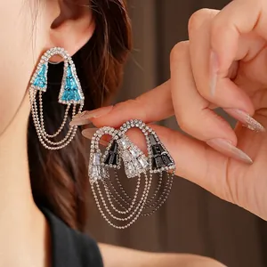Orecchini geometrici con nappe con pietre di zircone e aghi in argento in vari colori