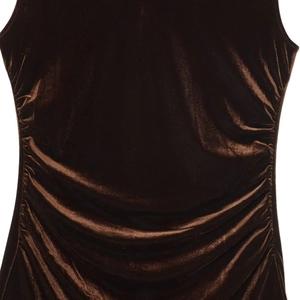 Robe moulante élégante en velours marron foncé avec fronces latérales sans manches