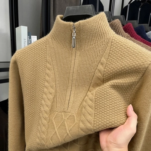 Detailansicht der kamelfarbenen Stricktextur und des halben Reißverschlusses am warmen Pullover