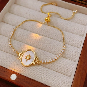 Détail du bracelet plaqué or 18k avec nacre et zircon dans son coffret cadeau de luxe