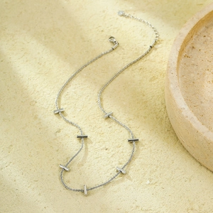 Collana minimalista in acciaio al titanio argento con barre su base in pietra