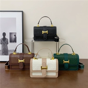 Sac À Épaule Femme Tissé Cuir PU Sac À Main Bandoulière Carré Boucle Métallique Large Sangle Mode Décontractée