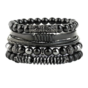 Detail eines mehrlagigen Lederarmbands mit Tigerauge-Stein und verzierten Metallperlen