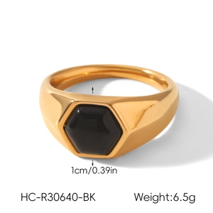 Detailansicht eines französischen Retro-Edelstahlrings mit hexagonalem schwarzen Stein