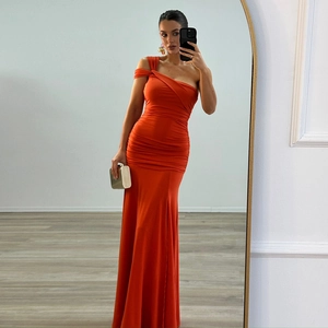 Vue détaillée d'une robe longue orange à une épaule avec fente latérale et fronces