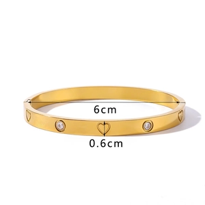 Dettaglio del bracciale a cuore placcato oro 18k con diametro 6cm e larghezza 0,6cm