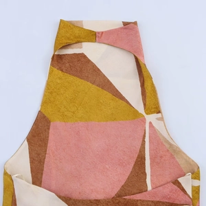 Détail du col licou avec imprimé géométrique coloré sur tissu en mousseline légère