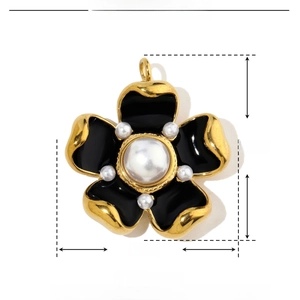 Détail du pendentif fleur de 33mm avec perle ABS et émail noir en acier inoxydable