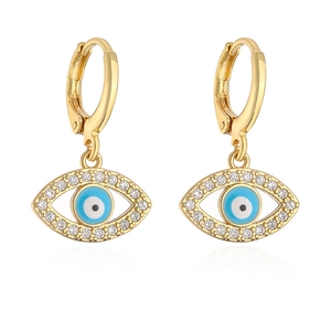 Detail van 18K vergulde boze oog oorbellen met blauw wit emaille en zirkoon
