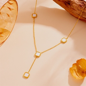 Élégant collier en Y plaqué or avec pendentifs carrés en nacre blanche sur support bois
