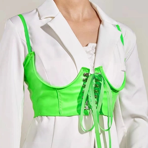 Serre-taille en similicuir vert fluo avec laçage porté sur un blazer blanc chic