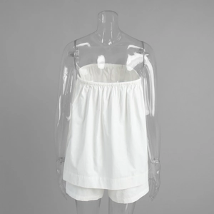 Détail du haut bandeau blanc sans bretelles et du short taille haute avec tissu froncé
