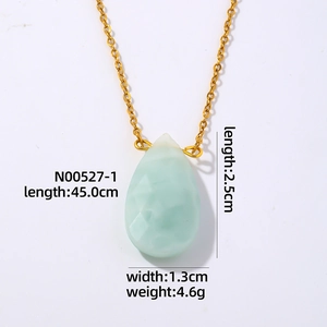 Détail du collier avec pendentif en pierre naturelle et dimensions précises de la chaîne