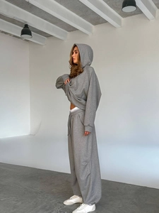 Tuta sportiva grigia retrò americana con felpa con cappuccio e pantaloni larghi dritti