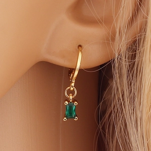 Orecchino a cerchio dorato con pendente in zircone verde rettangolare su modella